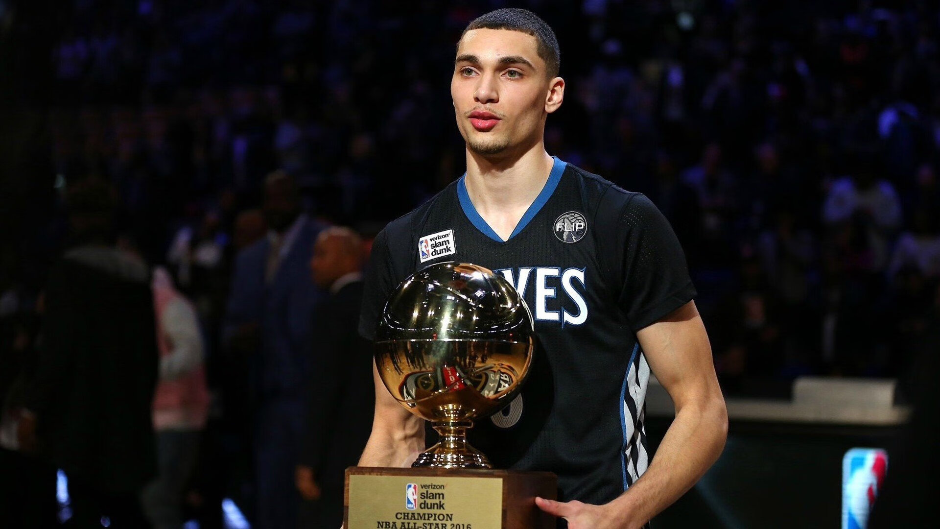 “简阳文体中心：飞扬的羽毛球赛场点燃全场热情”