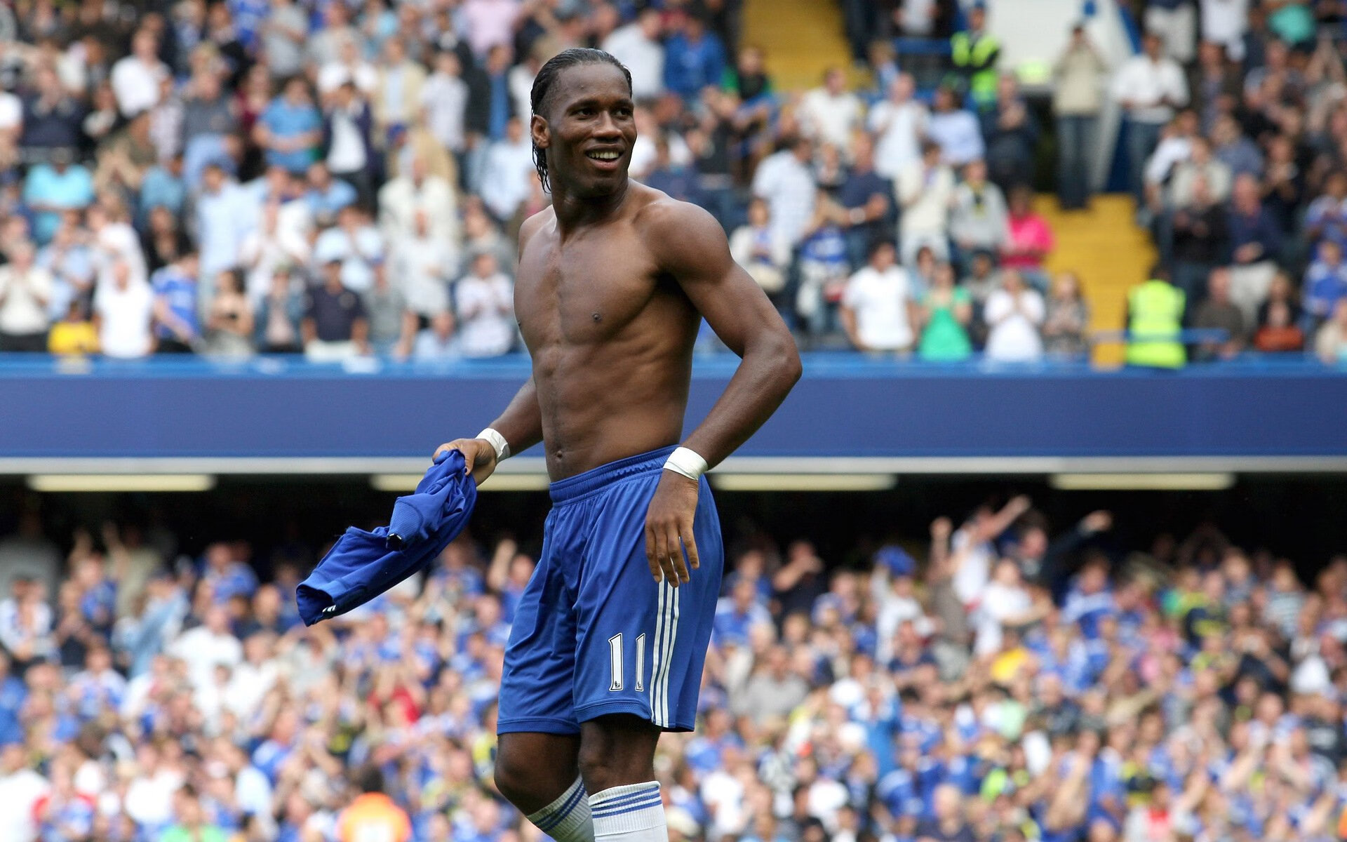 “腰旗美式橄榄球赛:东部新区赛场打造极限竞技新体验”